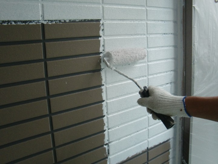 下塗りが外壁・屋根ともに完了した後は中塗りの作業に