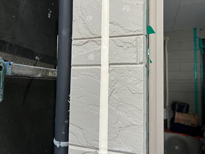 プライマー（シーリング用）の接着剤を塗布