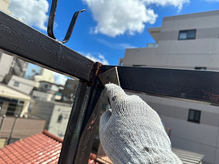 階段の鉄部へのケレン作業を実施