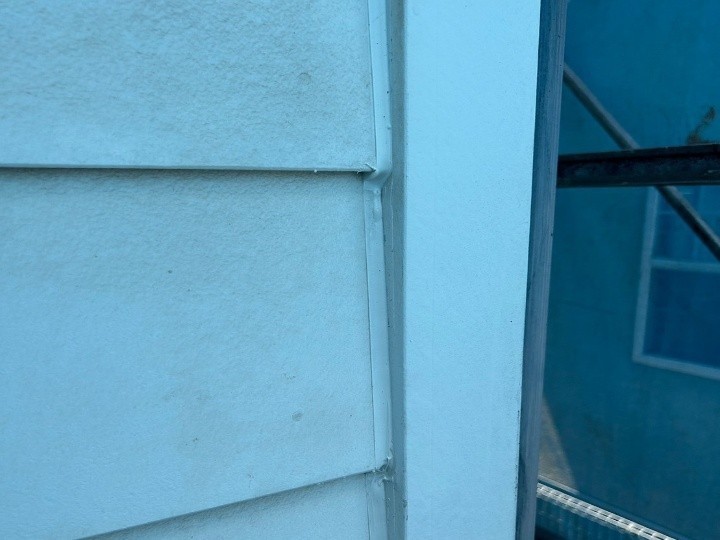 コーキング充填後に専用のヘラで仕上げ