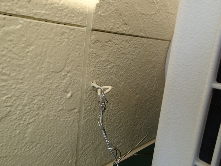 エアコン室外機を固定していた穴をシーリング材で補修した後