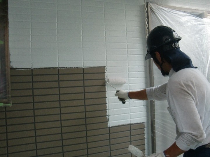 外壁の窯業系サイディングボードへ下塗り作業