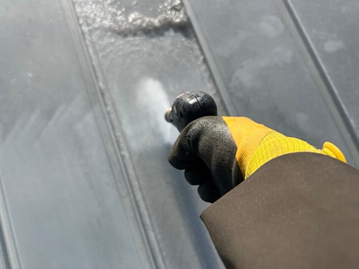 チョーキングで粉状になった塗膜を高圧洗浄で除去