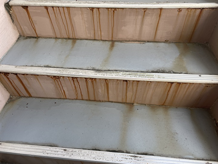 床面は鉄が劣化して錆が多く発生