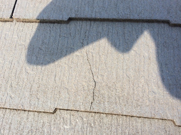 屋根のコロニアル材にクラック発生