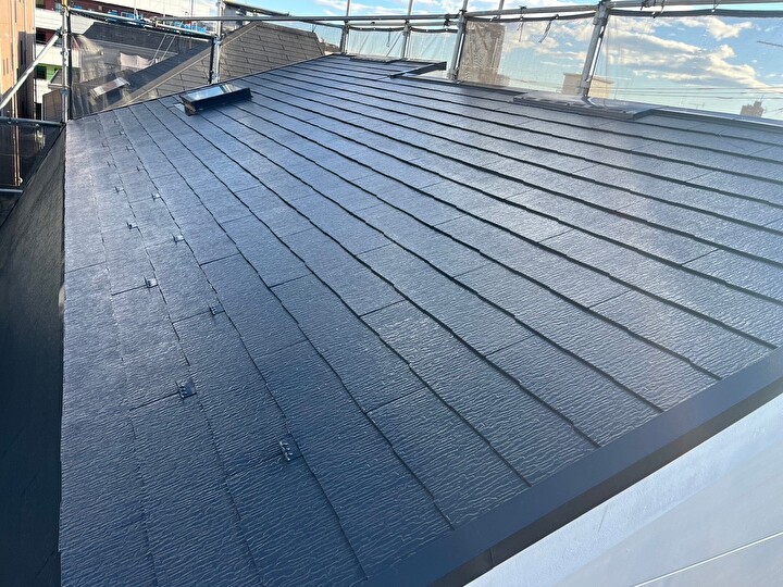 ヤネフレッシュFを使用した屋根の中塗り後の風景