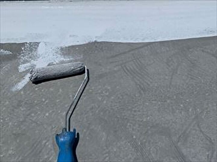 エスケー化研製のSKマイルドボーセイを使用した下塗り作業