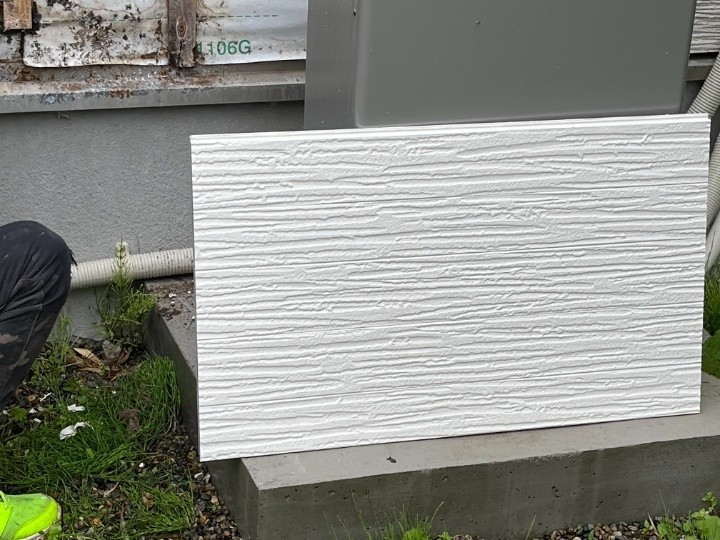 新しいサイディングボードを取り付け作業