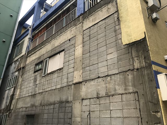 台東区で近隣解体後、自宅の外壁が剥き出しブロックであることに驚愕