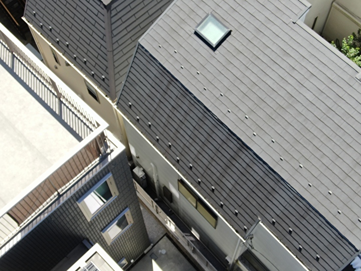 スレート表面の塗装は全体的に色褪せが確認