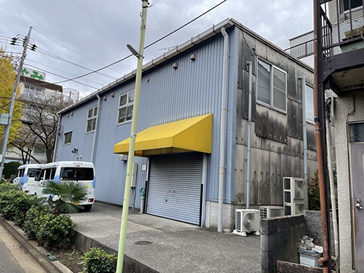 外壁には金属製のサイディングが使用された倉庫