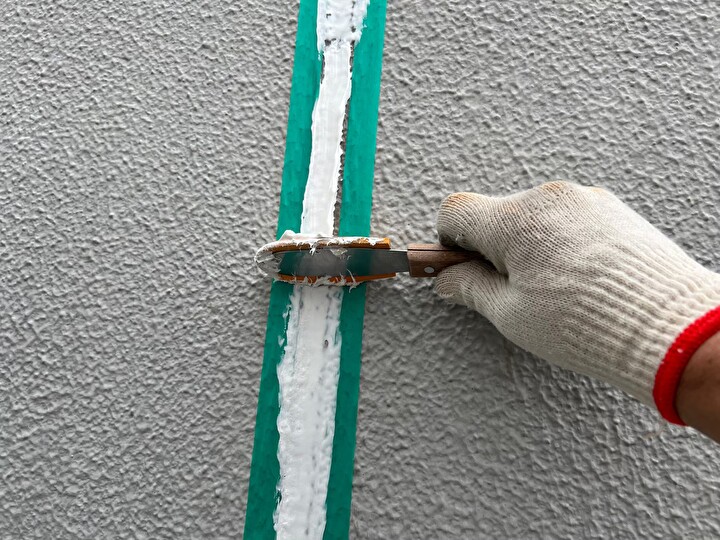 オートンCP-1の充填後にヘラで表面を仕上げる作業風景