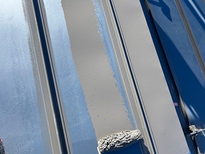 エスケープレミアム無機ルーフを使用した中塗り作業