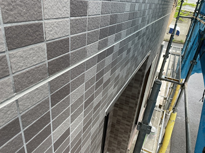 シーリングの充填後にヘラで表面の仕上げ