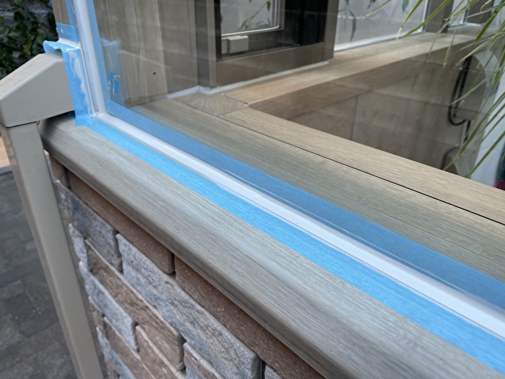 ラバー付きスポンジで塗布後のシーリング材を整える