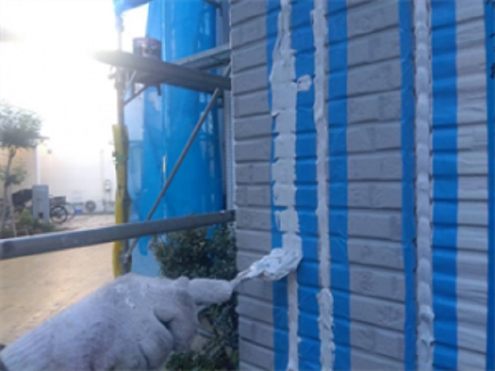 シーリング材を目地に充填した後はヘラで表面を整える