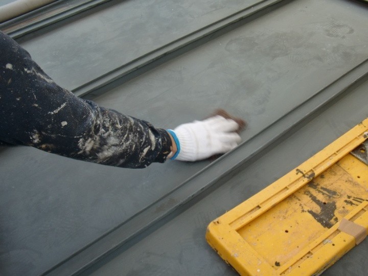 ケレン作業で錆を落とし