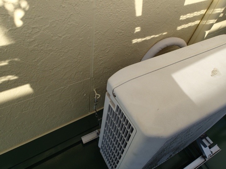 エアコン室外機を固定する穴をシーリング材で塗装