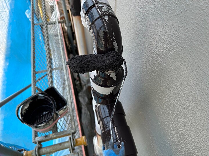 付帯部への塗装風景