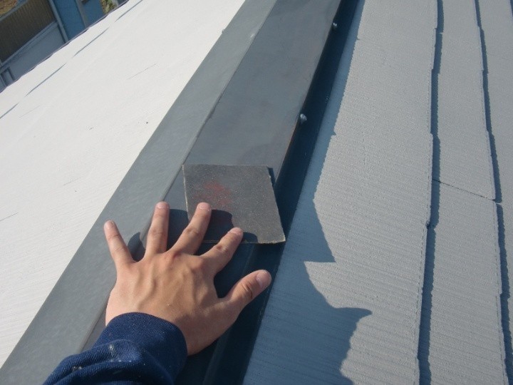 大屋根の化粧スレート材へのケレン作業