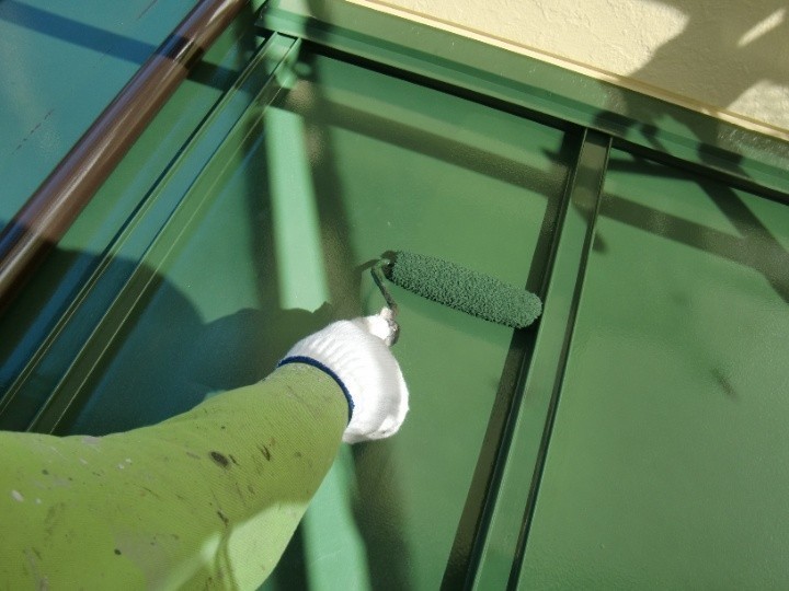 下屋根の部分をタッチアップ