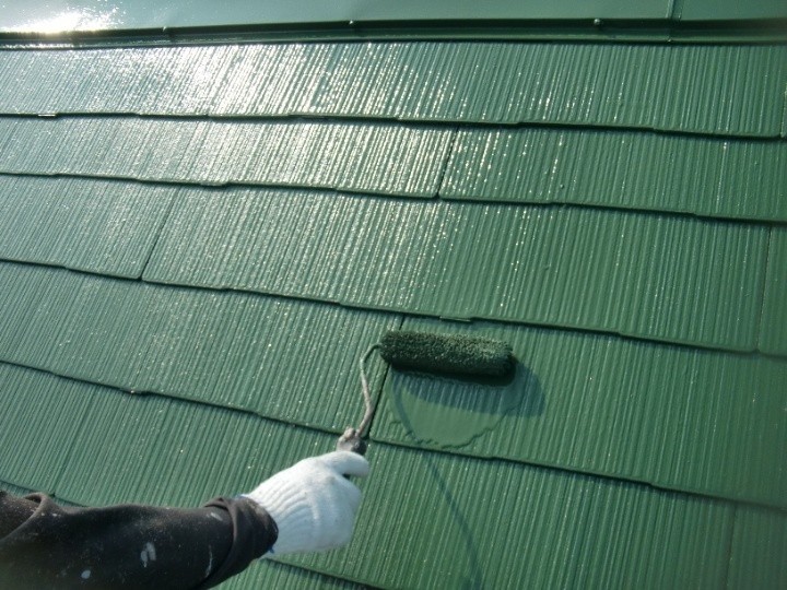 大屋根の化粧スレートを上塗り