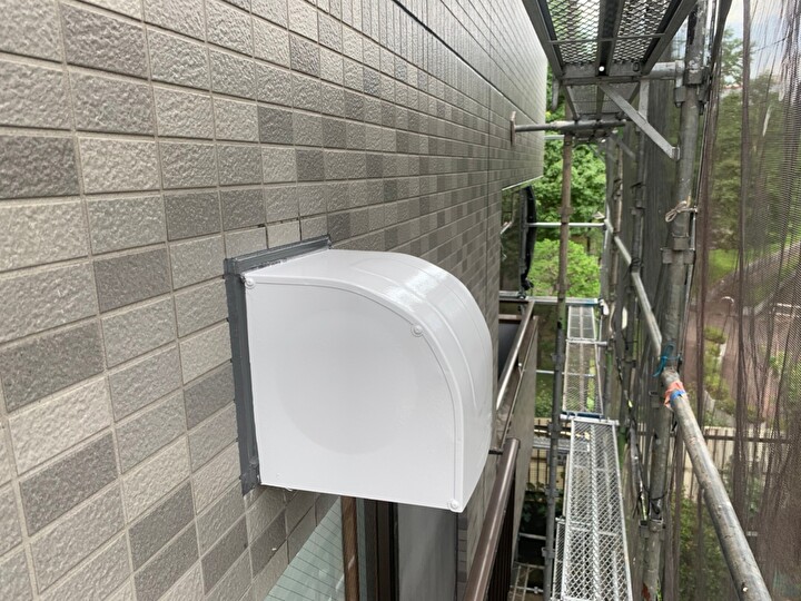 レンジフードの塗装作業の風景