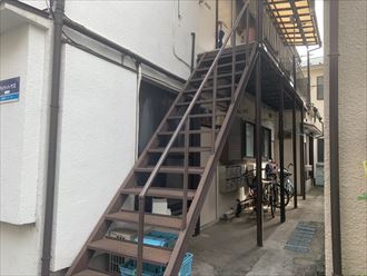 足立区西綾瀬でアパート鉄製階段を塗装。居住者の皆様にご迷惑が掛からぬよう実施しています。