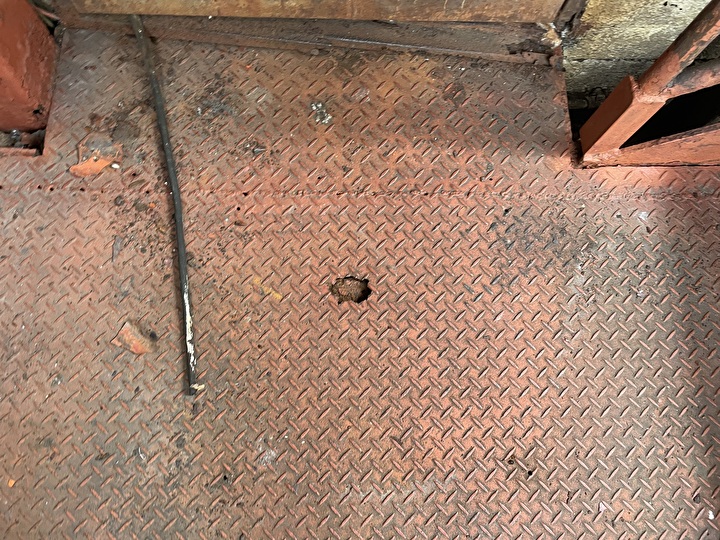 錆が進行した非常階段の鉄骨部