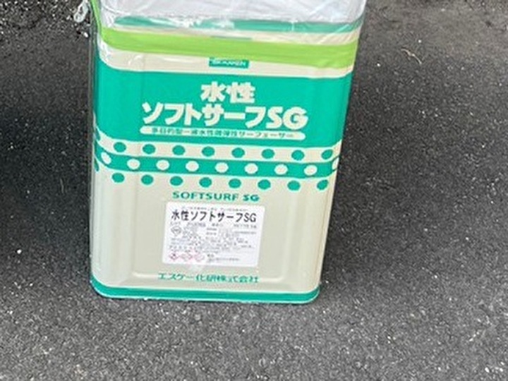 使用した下塗り剤はエスケー化研の水性ソフトサーフSG