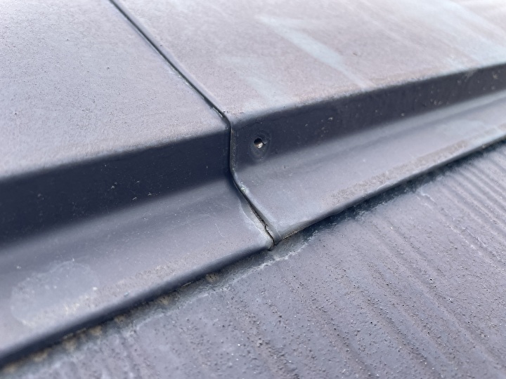 棟板金を固定している釘の抜け状態