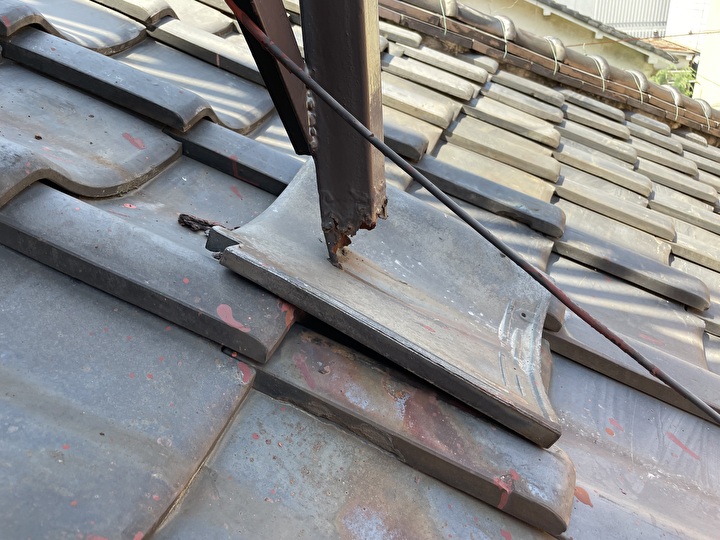 鉄の腐食が進行して柱の一部が破損