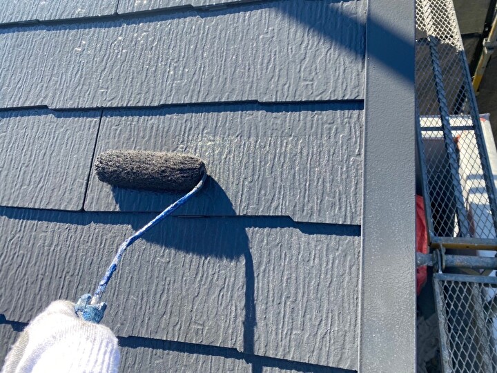 ヤネフレッシュFを使用した屋根の塗装風景