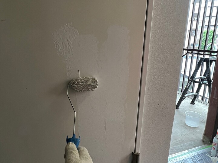 エスケー化研のクリーンマイルドウレタンの塗装風景