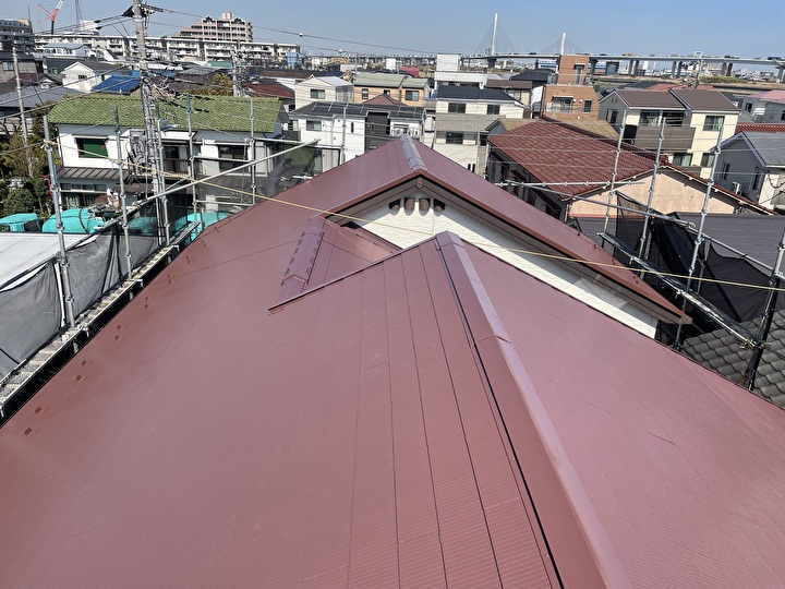 江戸川区平井にてアーモンドレッドのエコクールスマイルFを用いた屋根塗装工事を行いました