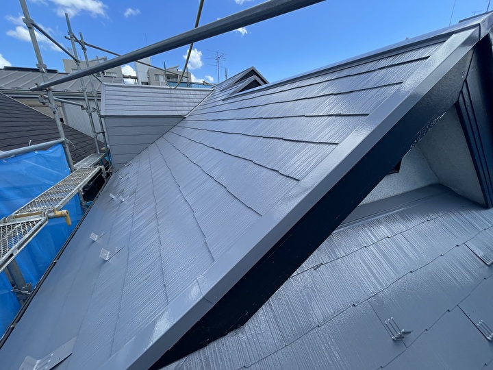 エスケープレミアム無機ルーフの上塗り作業後の屋根