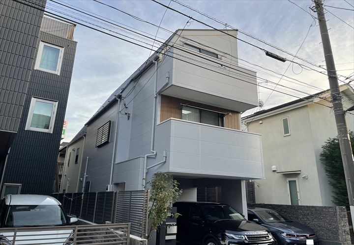 板橋区赤塚にてエスケープレミアムシリコン（N-70）を用いた外壁塗装の作業風景と工事費をご紹介します