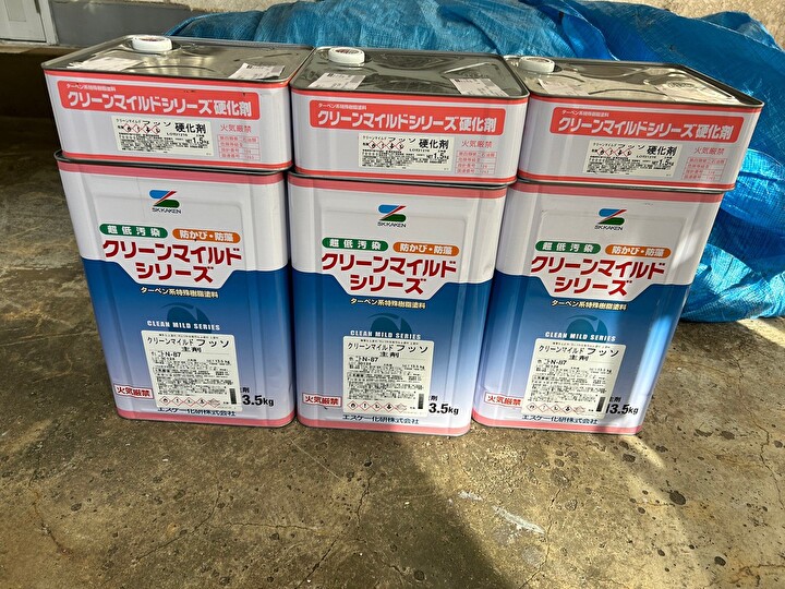 仕上塗料にはエスケー化研のクリーンマイルドフッ素(N-87)を使用