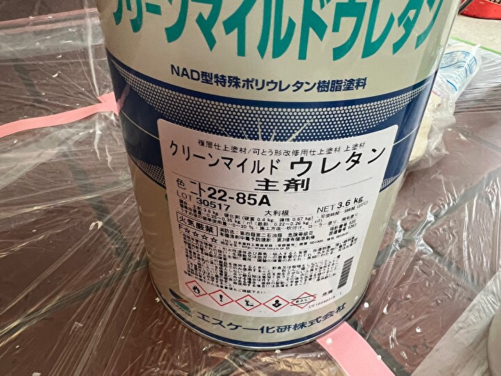 鉄扉の塗装にはエスケー化研のクリーンマイルドウレタンを使用