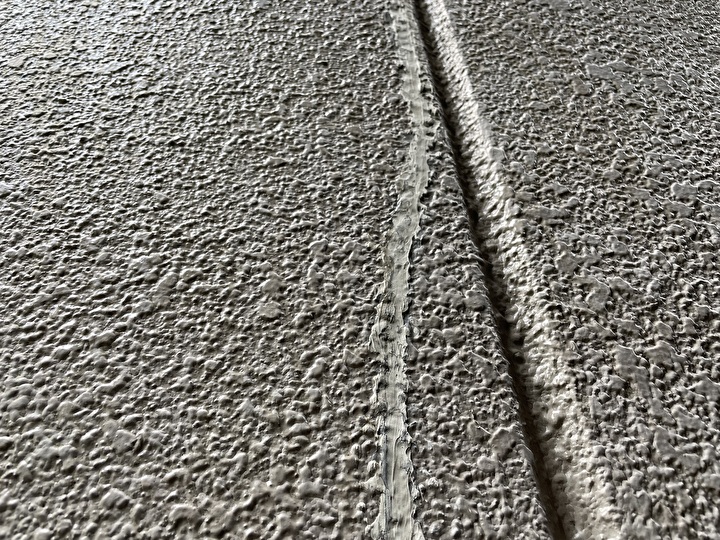 外壁に発生したクラックをシーリングで補強している状況