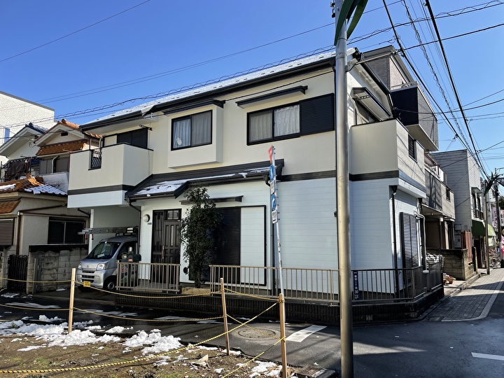 葛飾区堀切でパーフェクトトップ（1階65-90B、2階ND-174）を用いたツートンカラーの外壁塗装工事を行いました