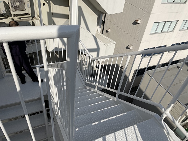 クリーンマイルドフッ素の塗装後のテナントビルの階段部