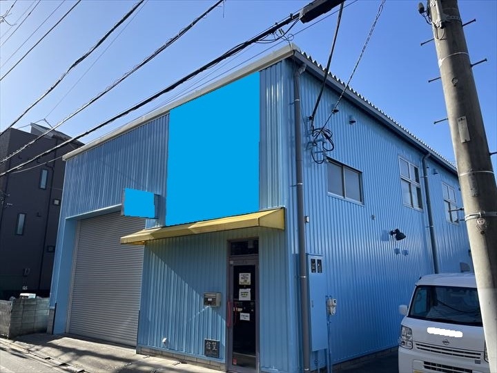 江戸川区西小松川町にて金属サイディングの塗装工事を行う。施工中の様子や工事費もあわせてご紹介します