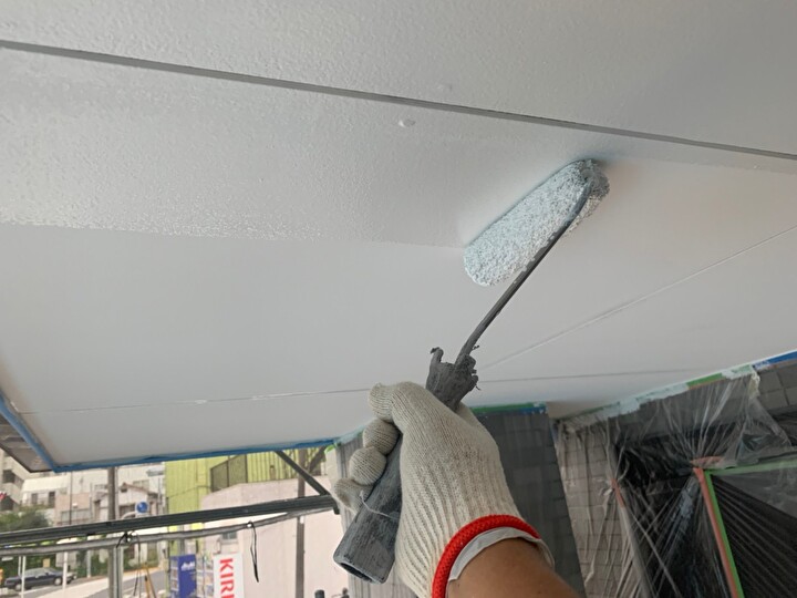 軒天の塗装作業の風景