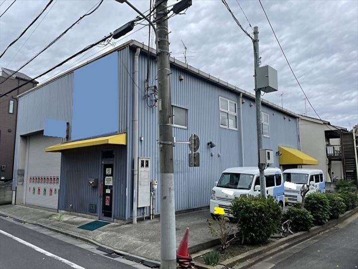 江戸川区西小松川町にて金属サイディングの塗装工事を行う。施工中の様子や工事費もあわせてご紹介します