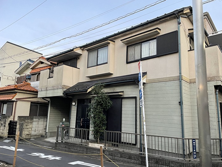 葛飾区堀切でパーフェクトトップ（1階65-90B、2階ND-174）を用いたツートンカラーの外壁塗装工事を行いました