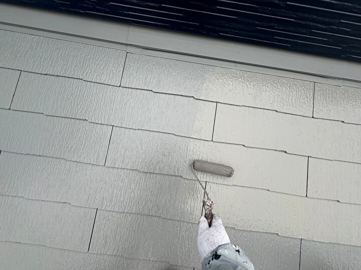 エスケー化研のエスケープレミアム無機ルーフを使った塗装作業