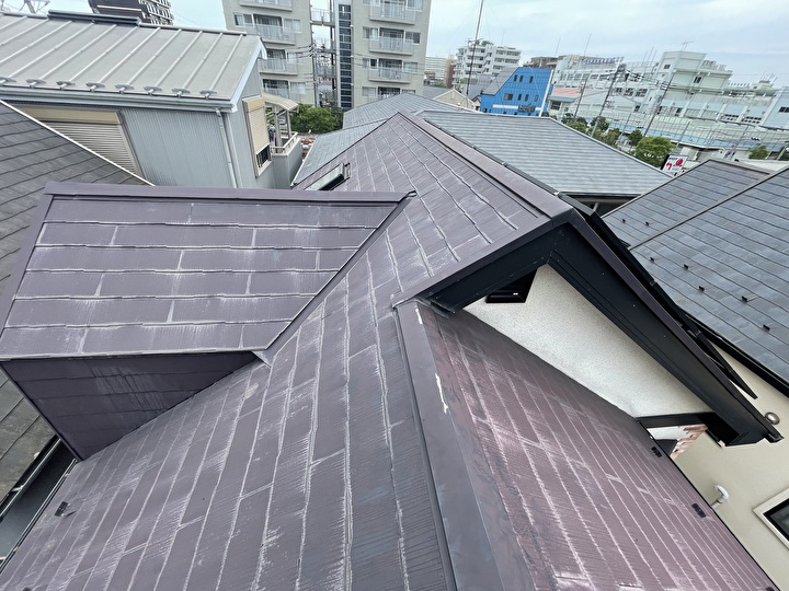 屋根全体に色あせや変色といった経年劣化の症状