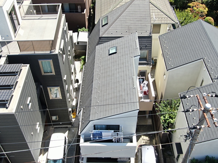 屋根は腰折れ屋根と呼ばれる形状