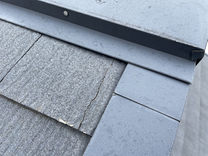 棟やケラバ板金近くのスレートにひび割れが発生